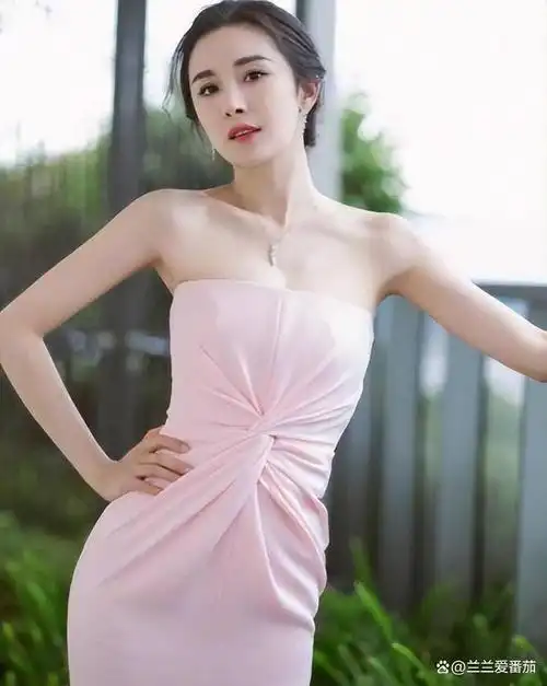 杨幂,这个名字,无疑是中国当下最炙手可热的女明星之一.