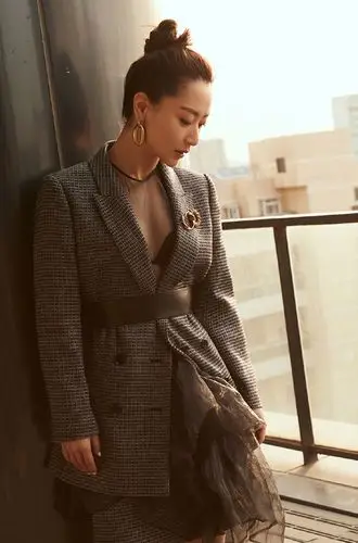 "宅男女神"白冰气质佳!穿绿色丝绒长裙扎马尾,回眸一笑很撩人