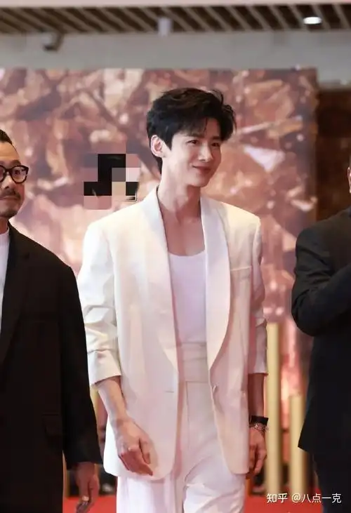 在一众黑色西装为主的红毯上,白敬亭身着纯白西装惊艳亮相,举手投足间
