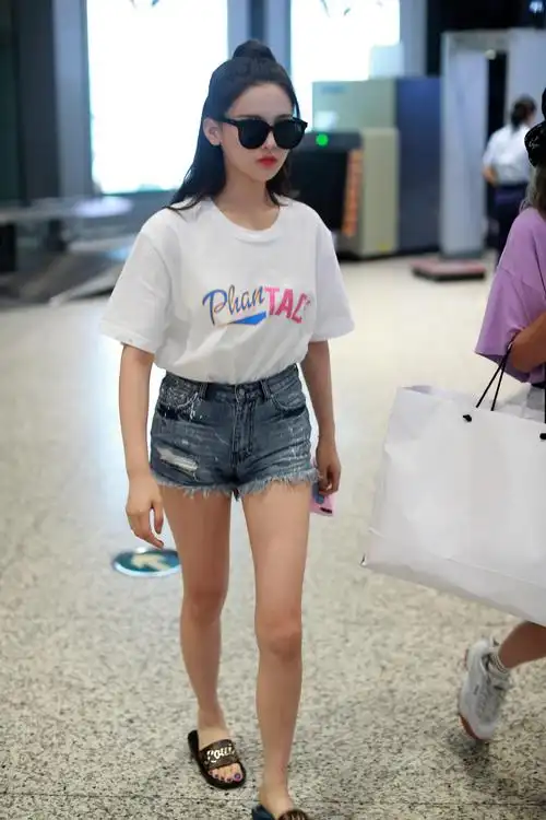 杨超越现身机场 美美加赞