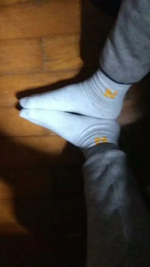 跪求小学生脱鞋图片