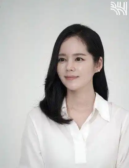 韩佳人身穿白衬衫,颇有知性女精英的气质,披肩的长发随意散在身前