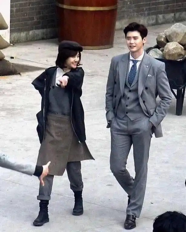 被问跟郑爽一起拍戏累不累?李钟硕毫不犹豫的说出6个字!