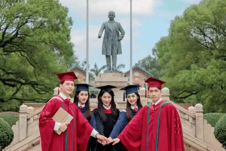 们在这里尽情挥洒爽朗的笑声,飞扬的青春我们大学四年的家古老的红砖