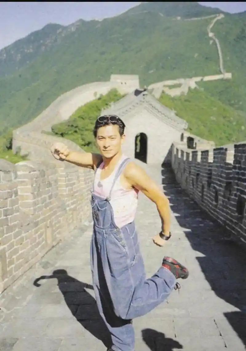 年轻时的刘德华第一次爬长城,就留下了各种搞怪的照片