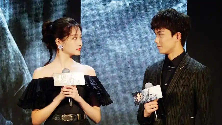 《影》首映发布会,关晓彤吴磊上台感谢张艺谋导演!