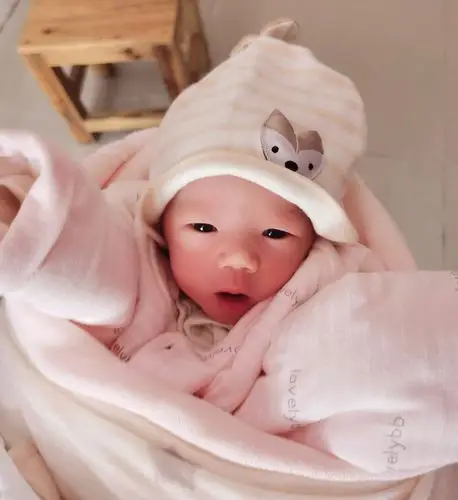 [试管婴儿]38周出生了,龙凤胎,姐姐4.