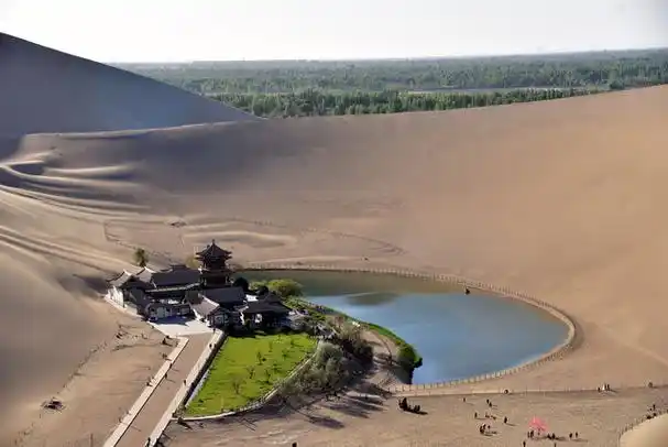 敦煌旅游必去景点,鸣沙山月牙泉