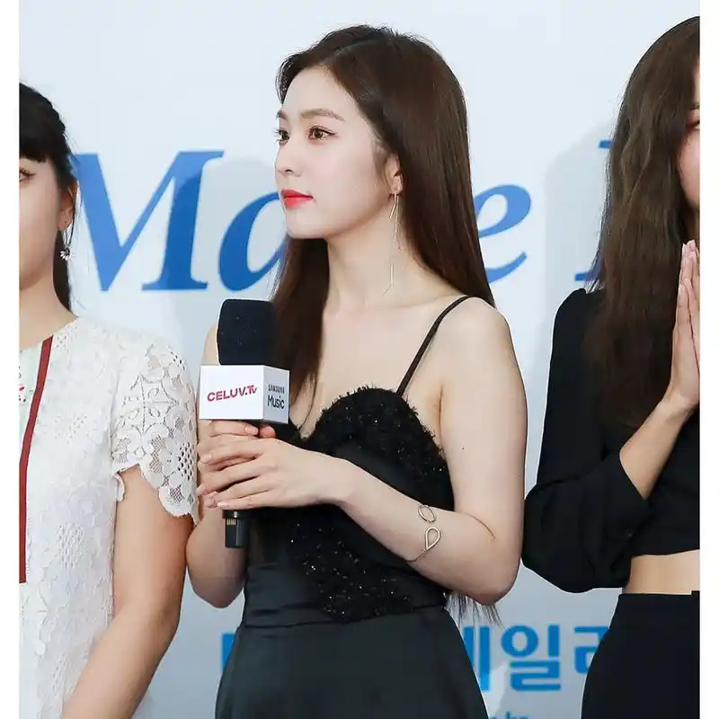 裴珠泫活动照引网友"围观",黑色吊带连体衣堪称"量身定做"