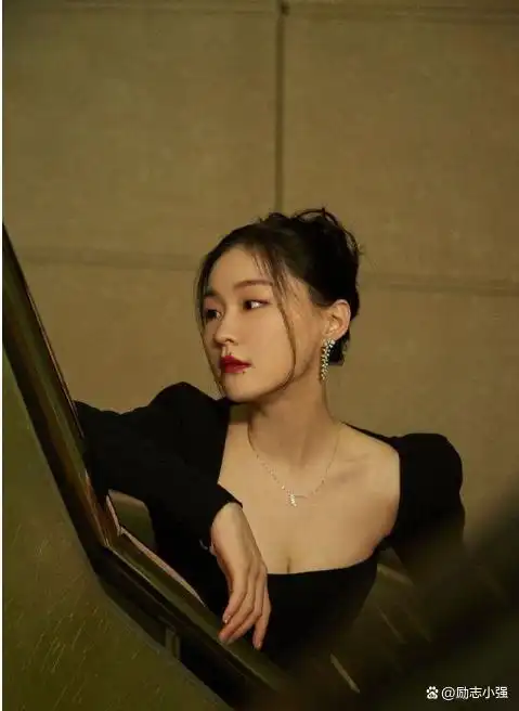 最近,演员金靖在社交媒体上晒出了一组健身房锻炼的照片,让人们看到了