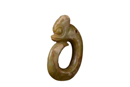 p>此展品为红山文化时期文物.高13.8厘米,宽12厘米,厚2厘米.