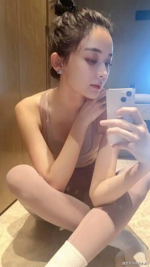 古力娜扎身穿粉色运动bra晒健身美照