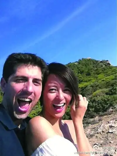 梁咏琪与西班牙男友开怀大笑.