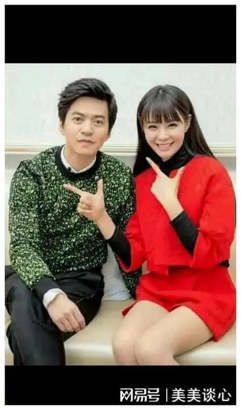 49岁李健首度曝光与妻子孟小蓓恩爱清晰照片笑容满面