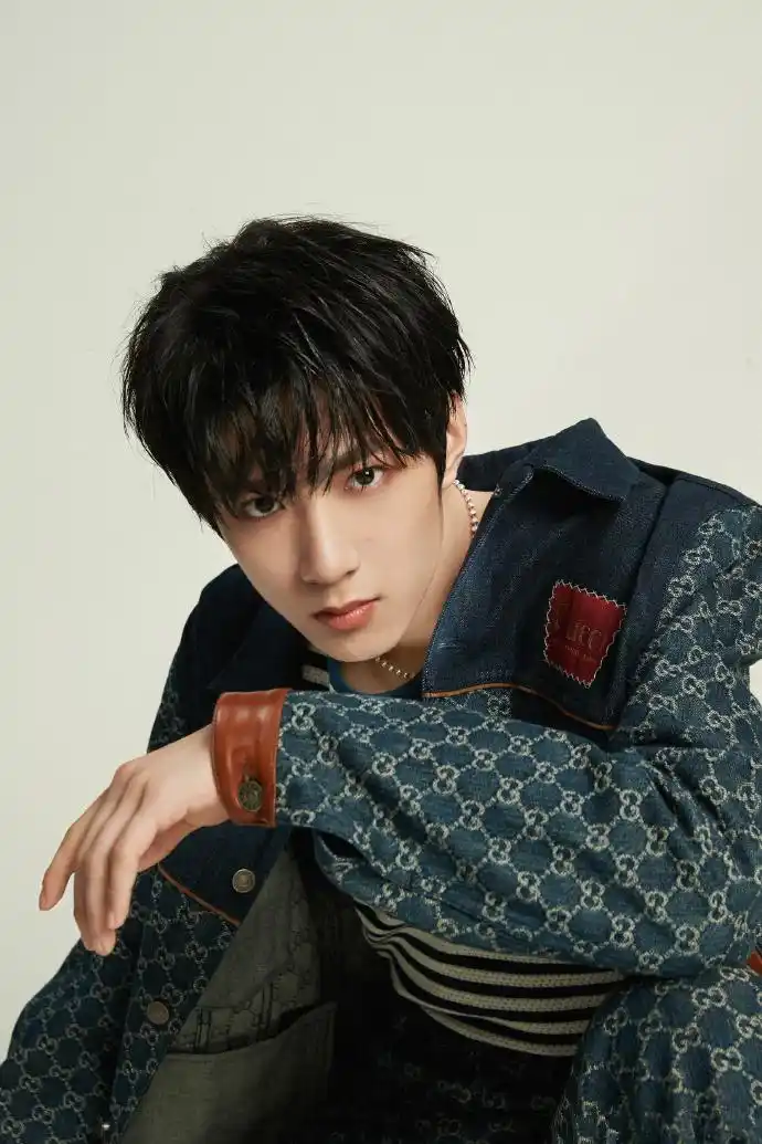 [时代少年团][新闻]210315 刘耀文牛仔装gucci大片公开 这腿这身高这