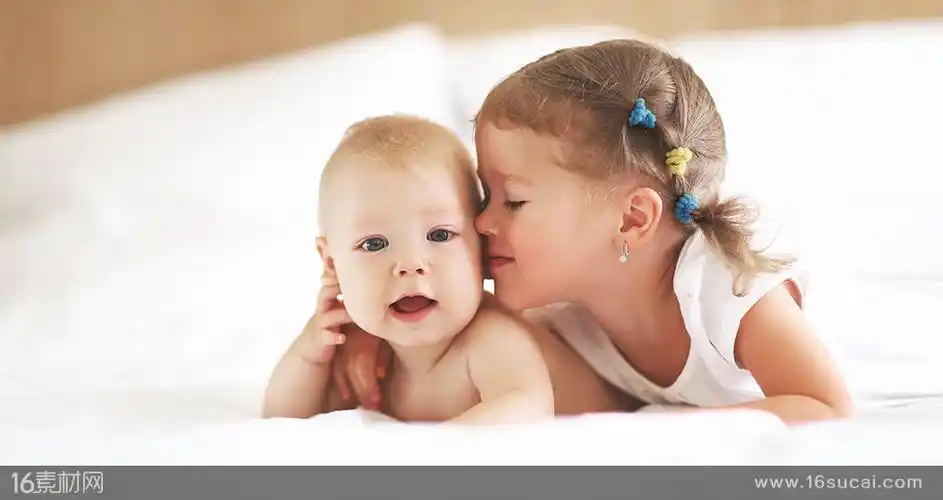 两个外国小baby高清摄影图片