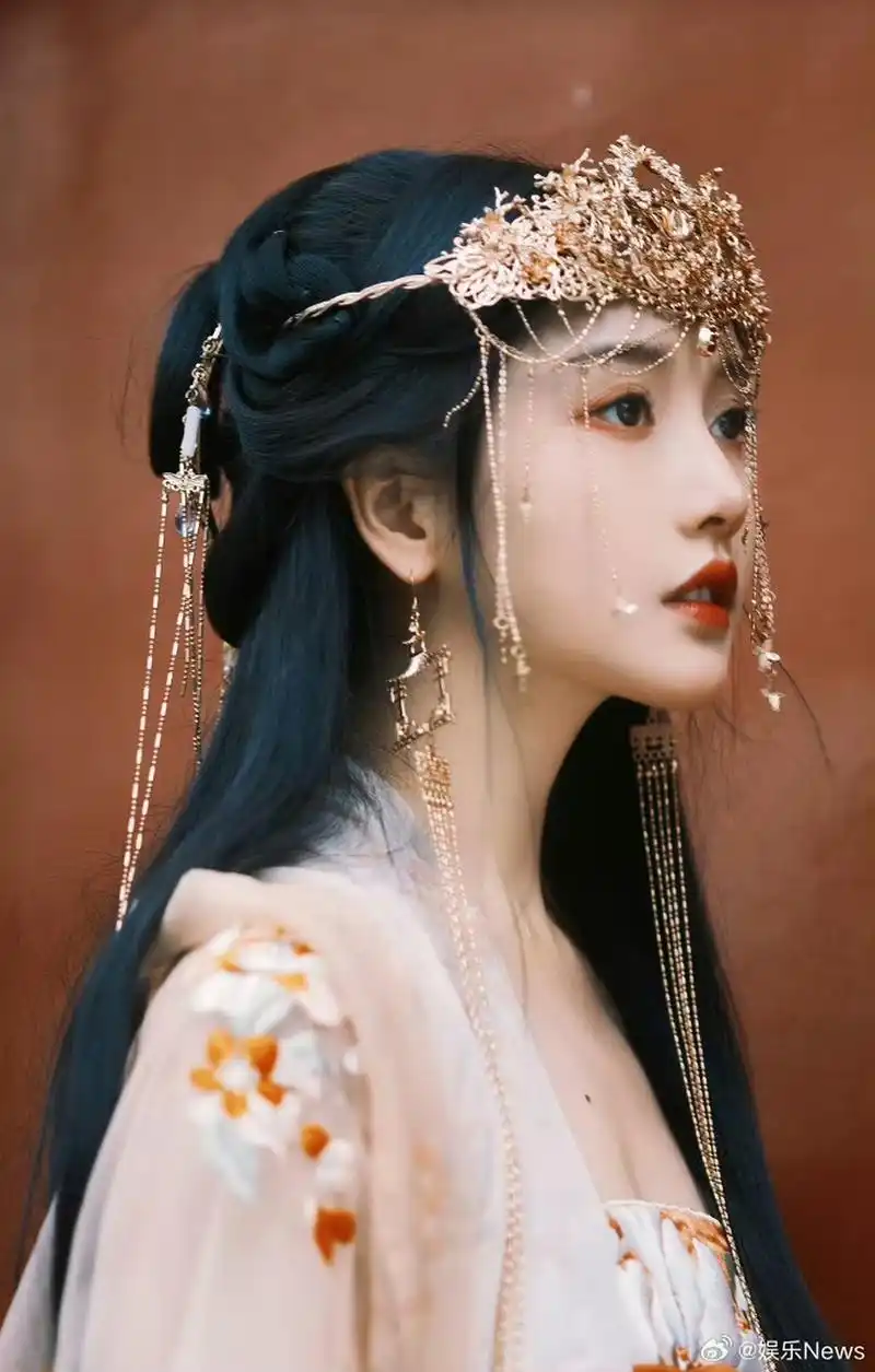 姜贞羽古风写真,这造型好适合她