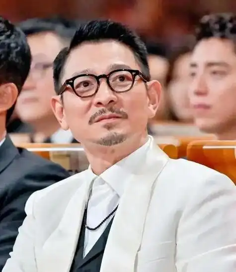 刘德华新形象揭秘!留鬓角小胡子超潮,与舒淇夫妇共聚盛会