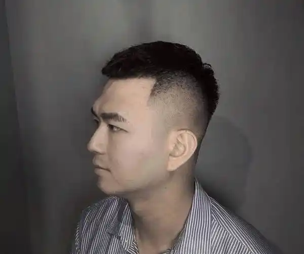 男生夏天留这几款潮流短发,阳光又帅气