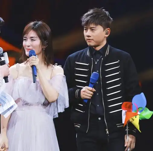 谢娜张杰同台演出超甜蜜