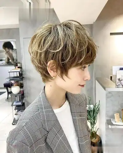 时尚纹理烫短发女