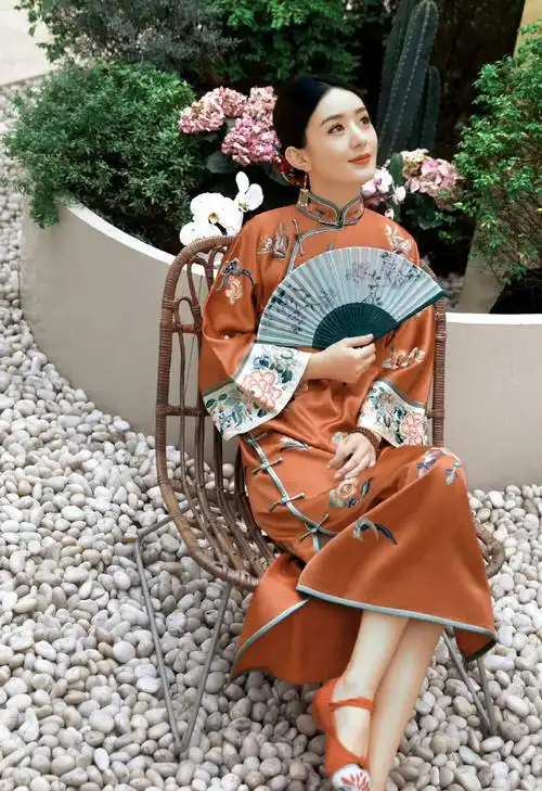赵丽颖橘调旗袍装##赵丽颖拿扇旗袍造型