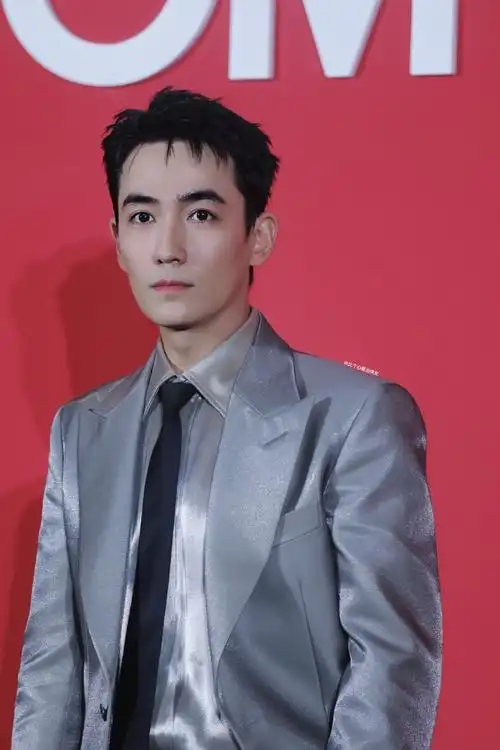 朱一龙银色西装造型