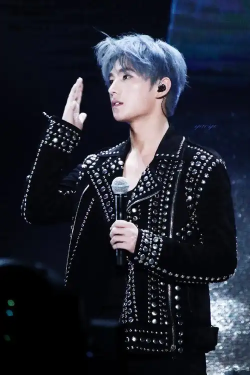 杨洋17年蓝发造型#这样绝美的生日会连续办了四年,还是免费的!