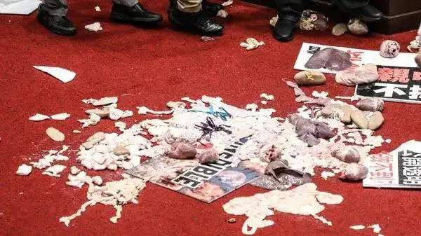 皮肉横飞一地内脏蓝绿上演史上最血腥大混战