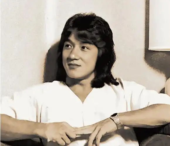 熟悉成龙的人,都发现了一个很神奇的事情:成龙年轻的时候,总是以长发