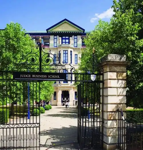 而剑桥大学贾吉商学院负责考试与学位颁发,因此我们可以理解为,她就读