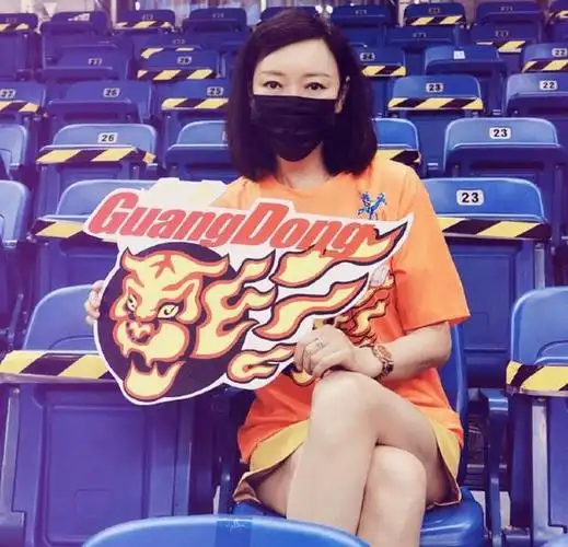 cba胡明轩母亲成网红穿着打扮如少女是杜锋好友比老公小15岁