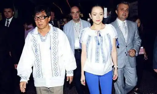 成龙与章子怡在好莱坞的那些潇洒往事,汪峰你怎么看?_大哥_照片_时候