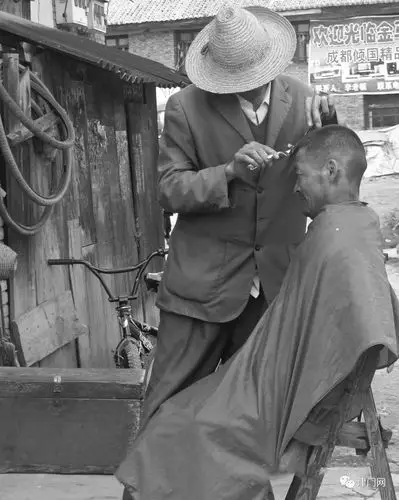 人文纪实王观远摄影作品赏析乡村剃头匠