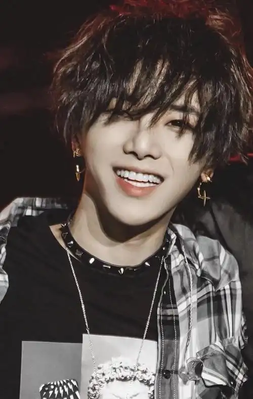 虽然不是正面照,但是华晨宇真的变成锥子脸了.