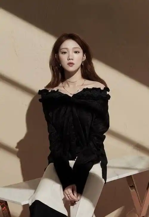 在曝光的图中可以看见,李圣经身穿绿色格子泳衣,白皙到发光的皮肤,那