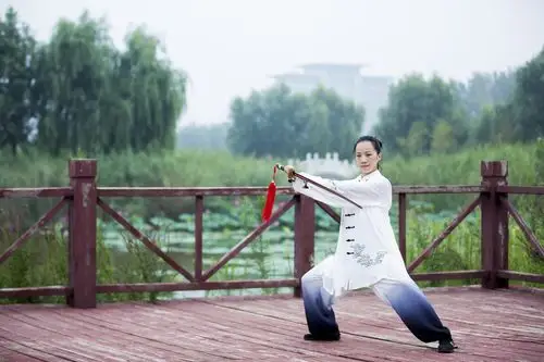 最美太极,扶沟陈炳太极院教练员太极剑展示.