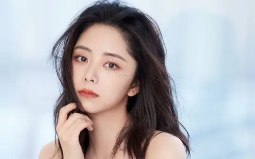 谭松韵粉色花瓣裙唯美写真桌面壁纸