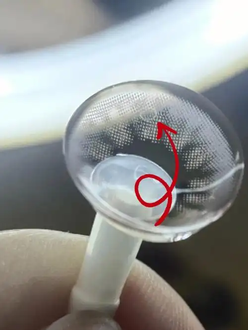 但是日抛的眼睛是舒服的)这次买的就是镜片有点花,感觉是气泡的那种