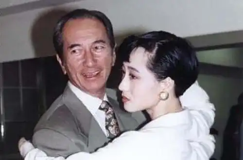 56岁利智现身街头,身材不亚于当年,身价20亿只住国外