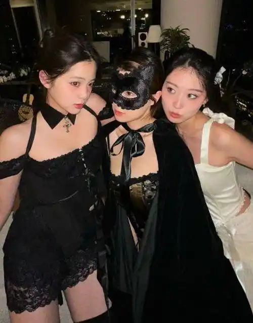 欧阳娜娜万圣节cos黑天使,蕾丝套装配翅膀性感热辣,却被嘲很肥_生活