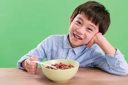 半身像营养儿童小男孩吃东西图片