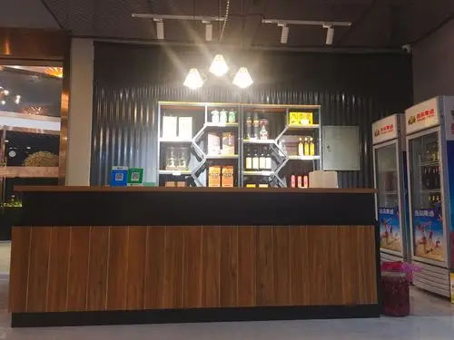 整洁的吧台摆满了各种酒水