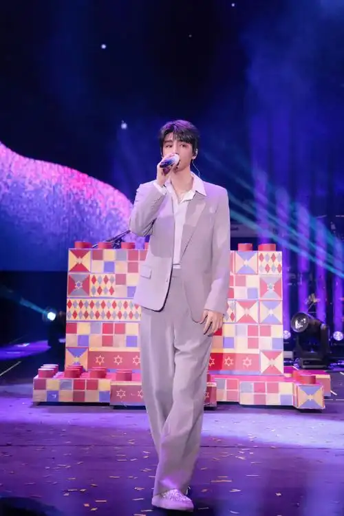 王俊凯周杰伦舞台照##王俊凯彩排舞台图