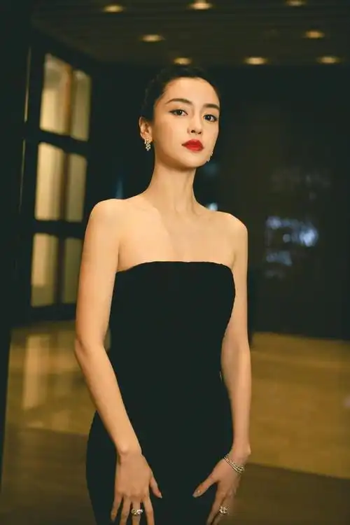 杨颖太敢了一身过季礼服都能穿出艳压气场她是怎么做到的