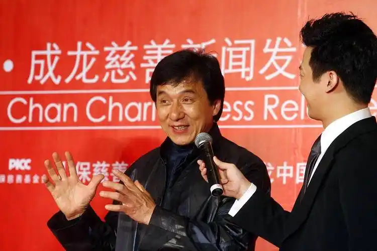 成龙以自身经历教育了权志龙_经营_公众人物_时刻