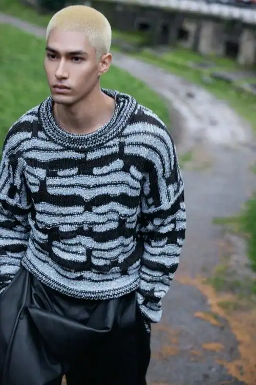 有型展现松弛气质,chill又帅气～ 676767米卡身着春夏简约蓝色