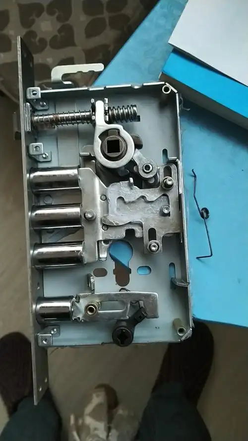 求助防盗门锁体内部弹簧如何放置