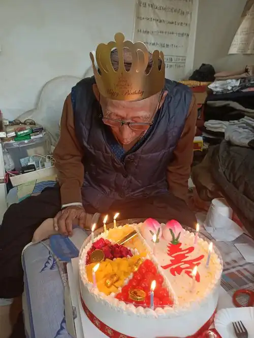 看到爸爸吹蜡烛样子我们都非常开心.