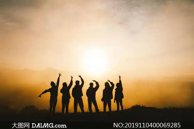 夕阳下一群好朋友剪影摄影图片